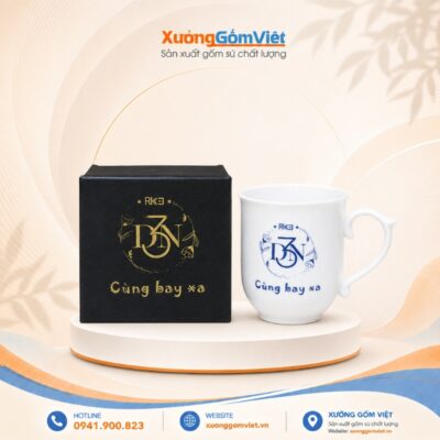 Ly sứ in logo RKEI D3N dáng bầu có quai bắn tim màu trắng M146
