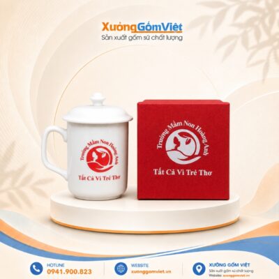 Ly sứ in logo Trường mầm non Hoàng Anh dáng trụ cao có nắp màu trắng M150