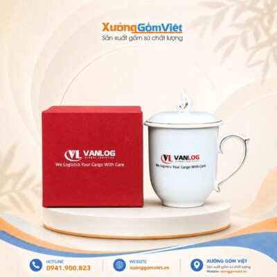Ly sứ in logo VANLOG dáng bầu có nắp màu trắng viền kim M152