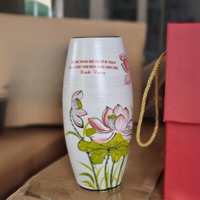 binh-hoa-gom-su-in-chu-cuu-hoc-sinh-di-trach-kinh-tang-dang-bom-mau-trang-ve-hoa-sen-2