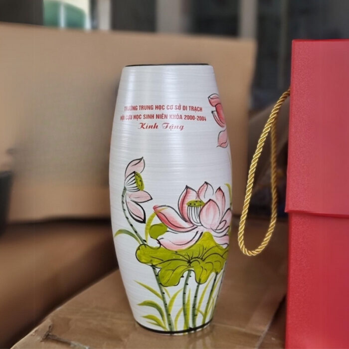 binh-hoa-gom-su-in-chu-cuu-hoc-sinh-di-trach-kinh-tang-dang-bom-mau-trang-ve-hoa-sen-2