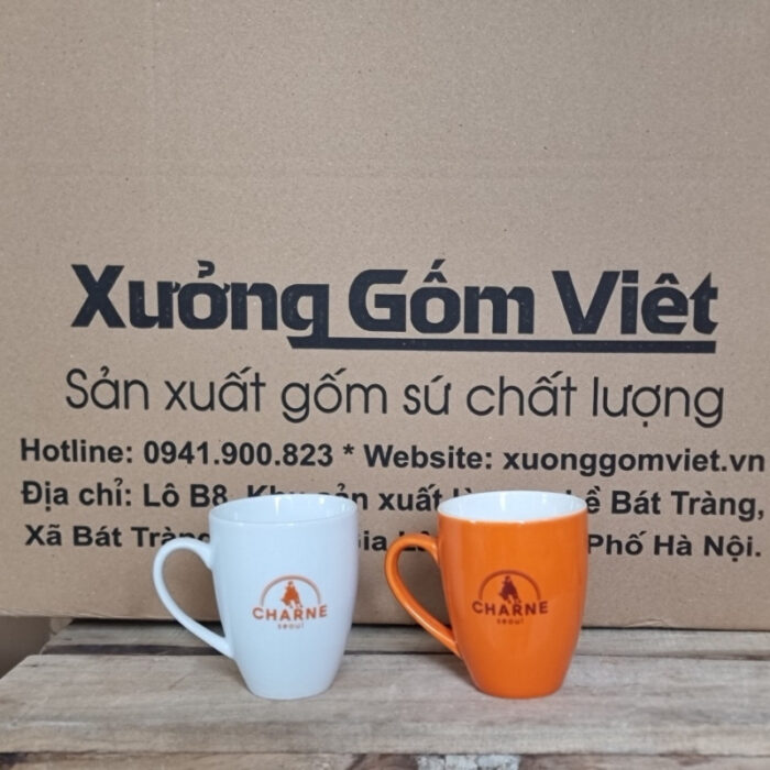 bo-2-coc-su-in-logo-Charne-Seoul-dang-vat-co-quai-mau-trang-va-mau-cam-1