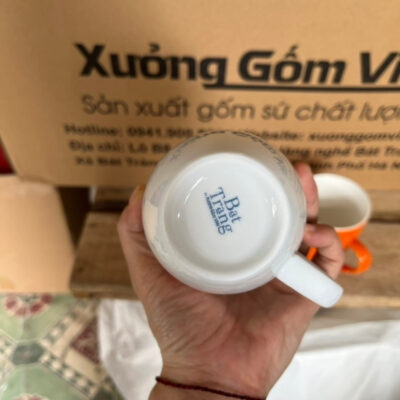 bo-2-coc-su-in-logo-Charne-Seoul-dang-vat-co-quai-mau-trang-va-mau-cam-5