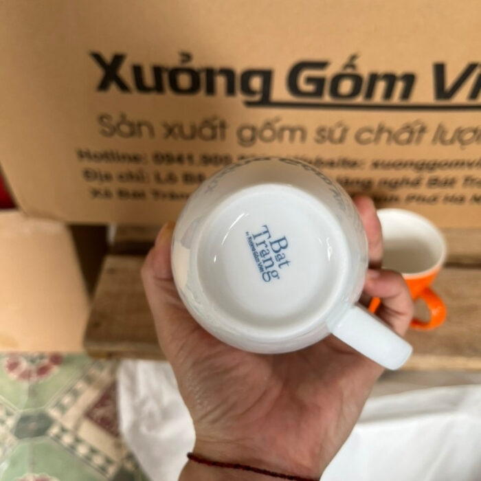bo-2-coc-su-in-logo-Charne-Seoul-dang-vat-co-quai-mau-trang-va-mau-cam-5