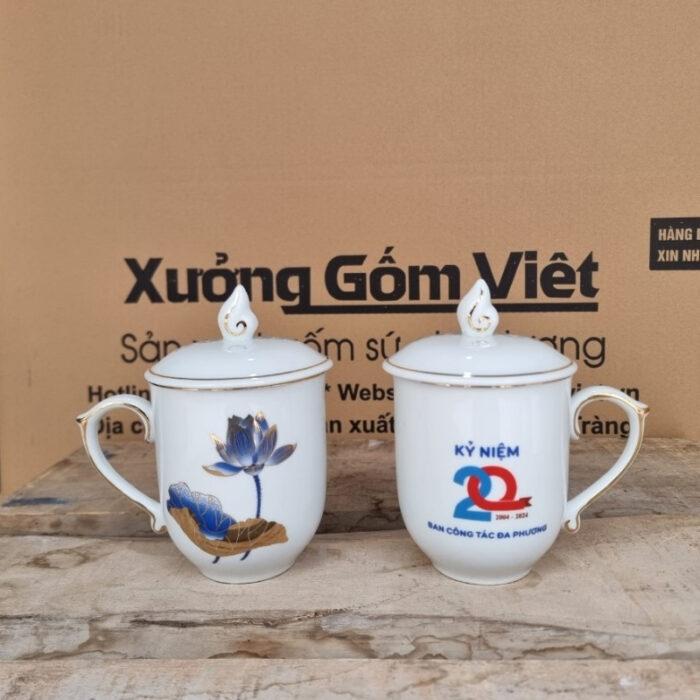 coc-su-in-logo-ky-niem-20-nam-ban-cong-tac-da-phuong-dang-bau-co-nap-mau-trang-hoa-tiet-sen-xanh-ke-chi-vang-1