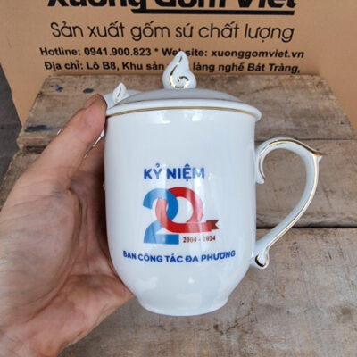 coc-su-in-logo-ky-niem-20-nam-ban-cong-tac-da-phuong-dang-bau-co-nap-mau-trang-hoa-tiet-sen-xanh-ke-chi-vang-2