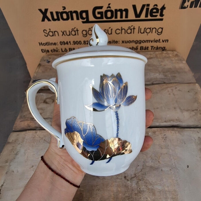 coc-su-in-logo-ky-niem-20-nam-ban-cong-tac-da-phuong-dang-bau-co-nap-mau-trang-hoa-tiet-sen-xanh-ke-chi-vang-3