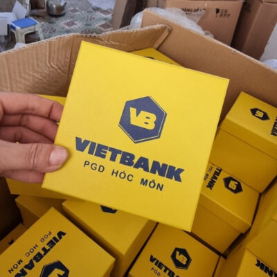 coc-su-in-logo-vietbank-PGD-hoc-mon-dang-tru-cao-co-quai-mau-trang-4