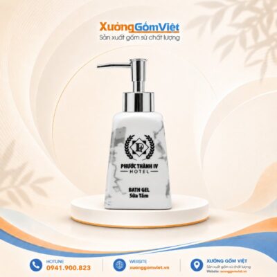 Bộ phụ kiện nhà tắm in logo Phước Thành IV Hotel màu trắng vân đá Bát Tràng BDX-24