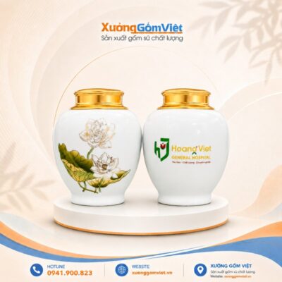 Hũ đựng trà in logo Hoàng Việt dáng bầu màu trắng họa tiết hoa sen Bát Tràng HTLG-06
