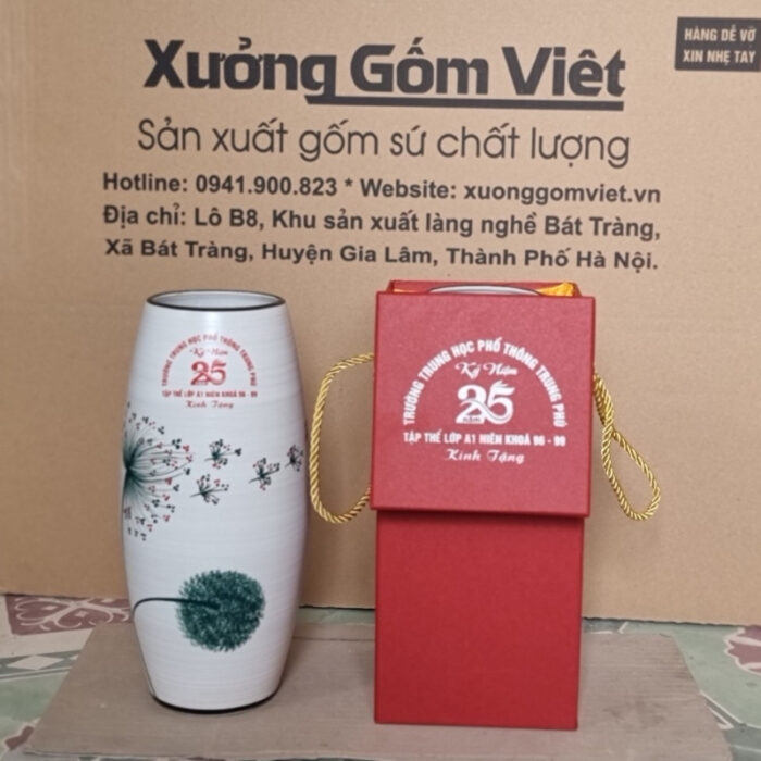 lo-hoa-gom-su-in-chu-ky-niem-25-nam-tap-the-lop-dang-bom-mau-trang-ve-hoa