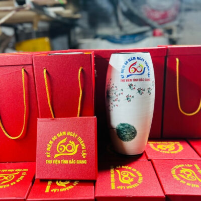 lo-hoa-gom-su-in-chu-ky-niem-60-nam-thanh-lap-dang-bom-mau-trang-ve-hoa