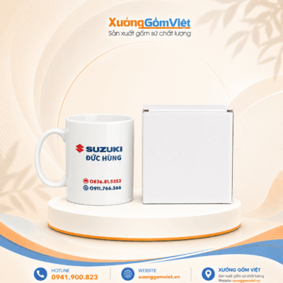 Ly sứ in logo Suzuki Đức Hùng dáng trụ cao có quai màu trắng M170