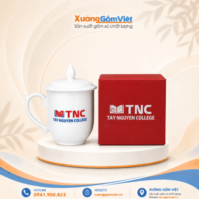 Ly sứ in logo Tây Nguyên College dáng bầu có nắp màu trắng M173