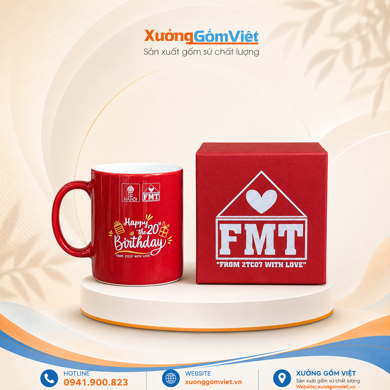 ly-su-in-logo-Truong-dai-hoc-Ha-noi-va-FMT-dang-tru-cao-co-quai-mau-do-0
