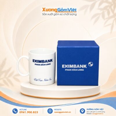 Ly sứ in logo Eximbank Phan Xích Long dáng trụ cao có quai màu trắng M158
