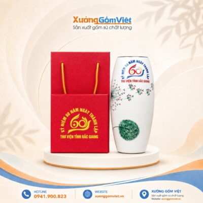 Lọ hoa gốm sứ in chữ Kỷ niệm 60 năm thành lập dáng bom màu trắng vẽ hoa LHGS-120