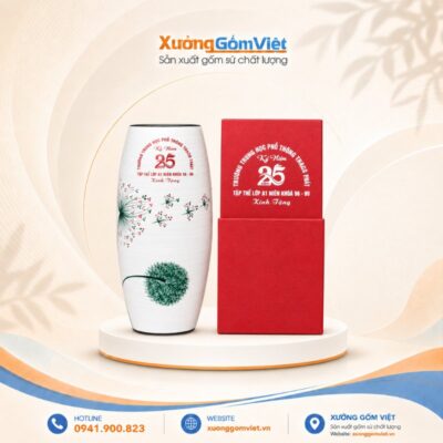 Lọ hoa gốm sứ in chữ Kỷ niệm 25 năm tập thể lớp dáng bom màu trắng vẽ hoa LHGS-118