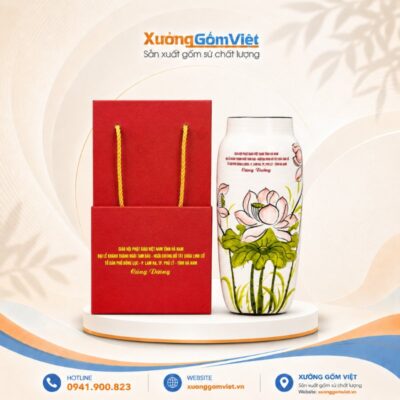 Lọ hoa gốm sứ in chữ Giáo Hội Phật Giáo cùng đảng dáng ống màu trắng vẽ hoa sen LHGS-117
