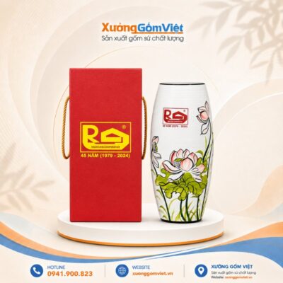 Lọ hoa gốm sứ in logo Rach Gam Cooporative dáng bom màu trắng vẽ hoa sen LHGS-116