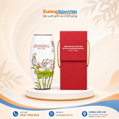 Lọ hoa gốm sứ in logo chữ Cựu học sinh Di Trạch kính tặng dáng bom màu trắng vẽ hoa sen LHGS-115