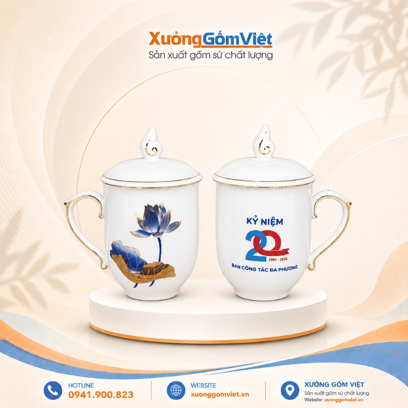 coc-su-in-logo-ky-niem-20-nam-ban-cong-tac-da-phuong-dang-bau-co-nap-mau-trang-hoa-tiet-sen-xanh-ke-chi-vang-m177-0